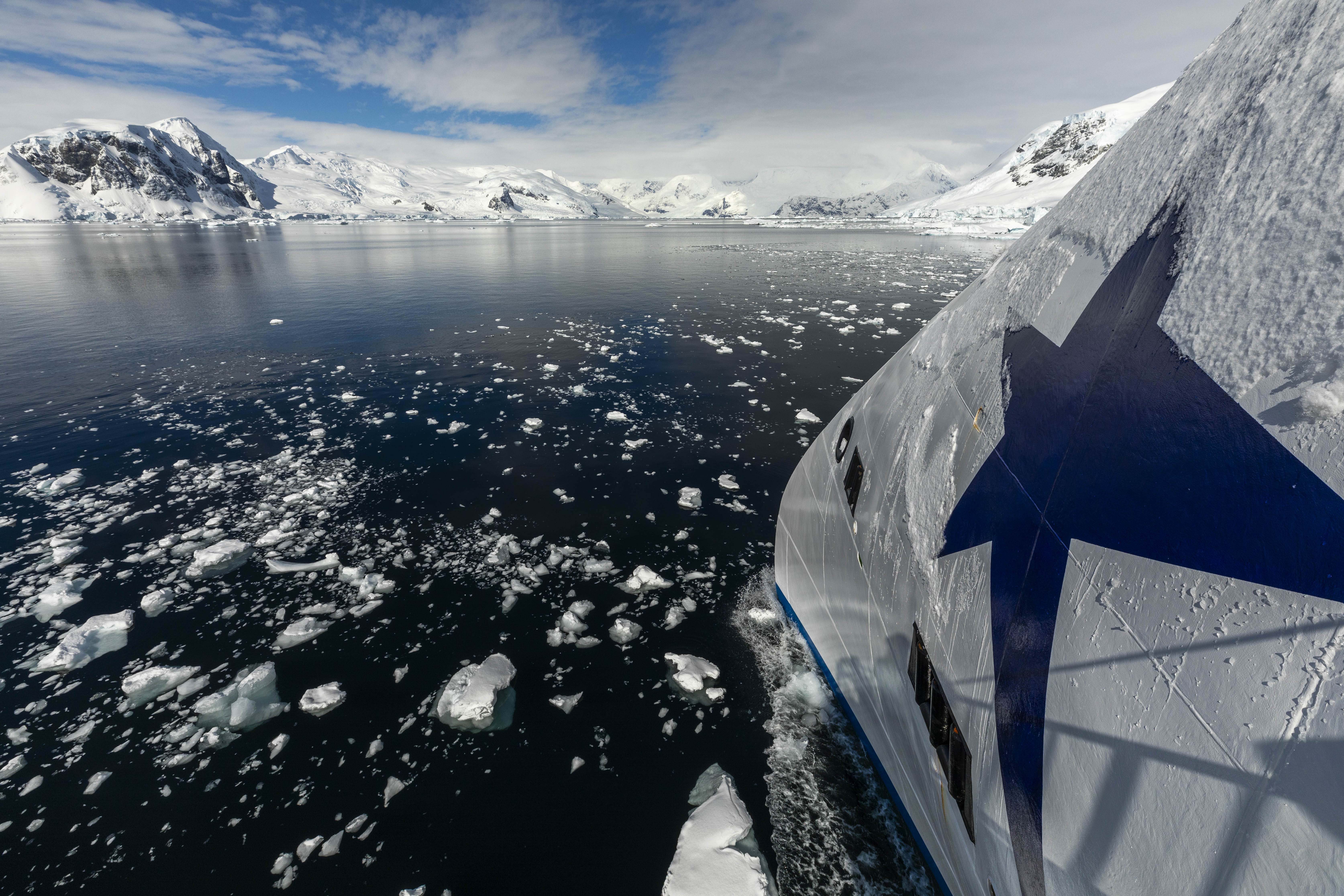 Polarkreuzfahrt mit der Greg Mortimer: Kleine Expeditionsgruppe, intensive Landgänge, moderne Technik und nachhaltiges Reisen in Arktis oder Antarktis.