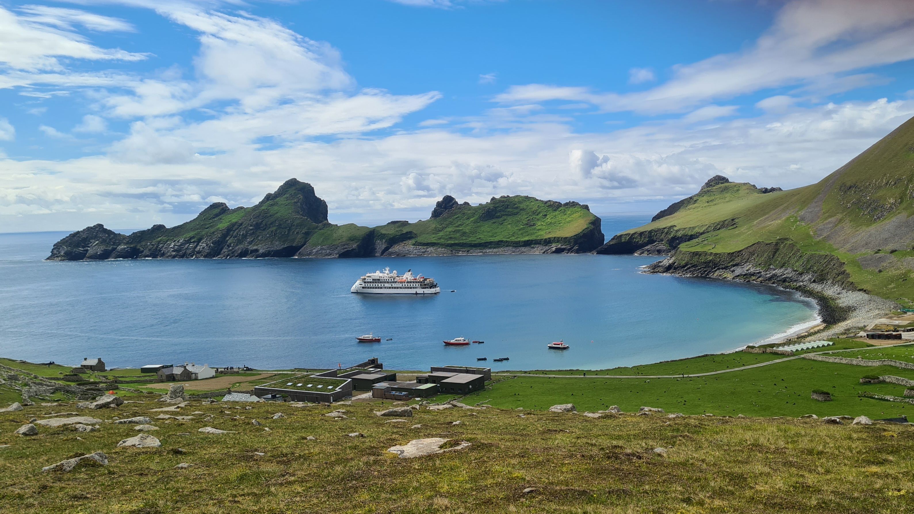 Die Greg Mortimer steht für verantwortungsvolles Reisen – mit hoher Energieeffizienz, geringerem Treibstoffverbrauch und umweltschonender Positionierung ohne Ankern.