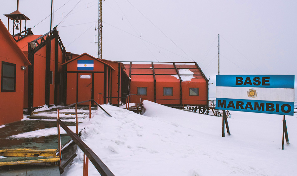 Die argentinische Station Marambio liegt am östlichen Rand der antarktischen Halbinsel und ist die grösste der 13 argentinischen Stationen. Auf ihrem Flugfeld können Flugzeuge meist mit ihrem normalen Fahrwerk landen.