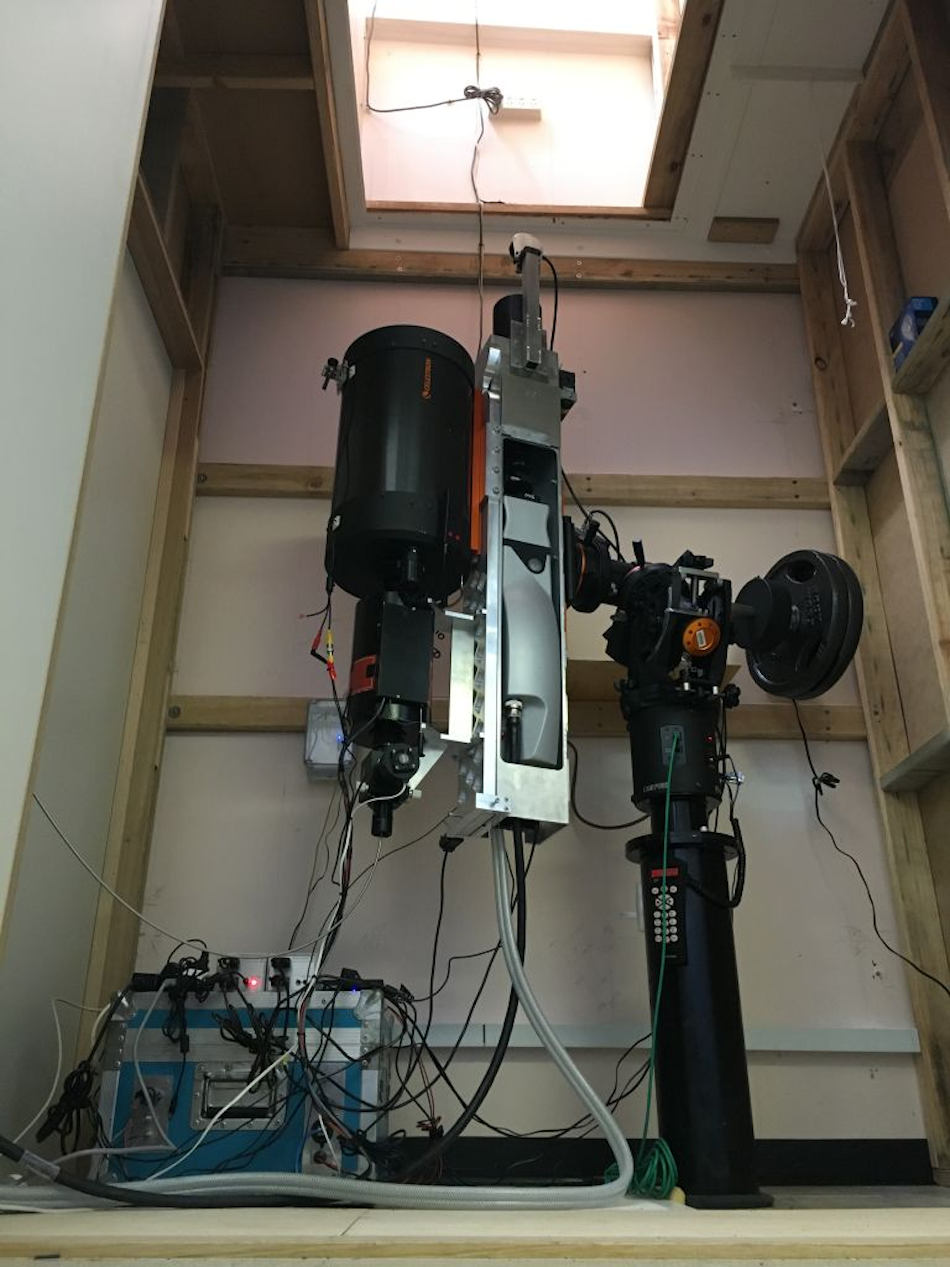 Das LIDAR, welches fÃ¼r dieses Projekt verwendet wird, wurde an Bord des australischen Eisbrechers Aurora Australis zur Antarktisstation Davis transportiert. Es besteht aus einem LasergerÃ¤t und einer Reihe von Detektionsinstrumenten, um die Wolkenzusammensetzung zu bestimmen. Bild: Andrew Klekociuk