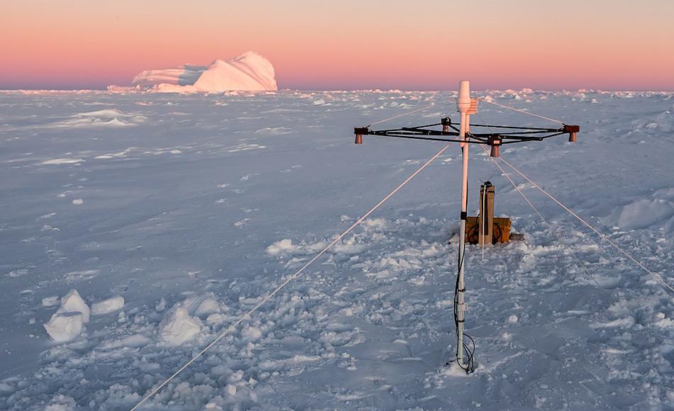 Erstmal misst diese Schneeboje neuen Typs auf dem antarktischen Meereis. Foto: Mario Hoppmann