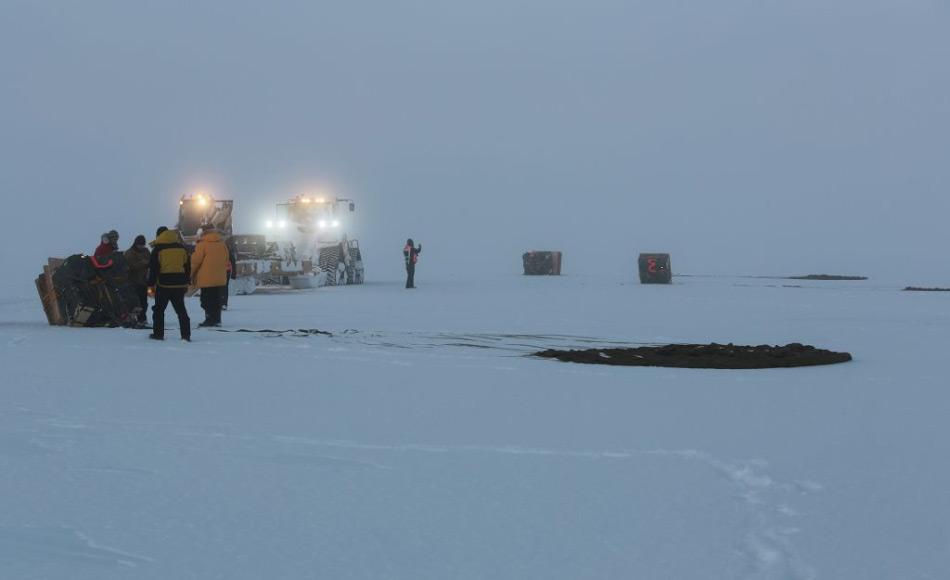 Ein Abwurf ist eine hochprÃ¤zise Mission und kann nur von ausgebildeten Leuten und mit einem speziellen Fallschirmsystem vorgenommen werden, der den harschen antarktischen Bedingungen standhalten kann. Bild: Michael Brill, AAD