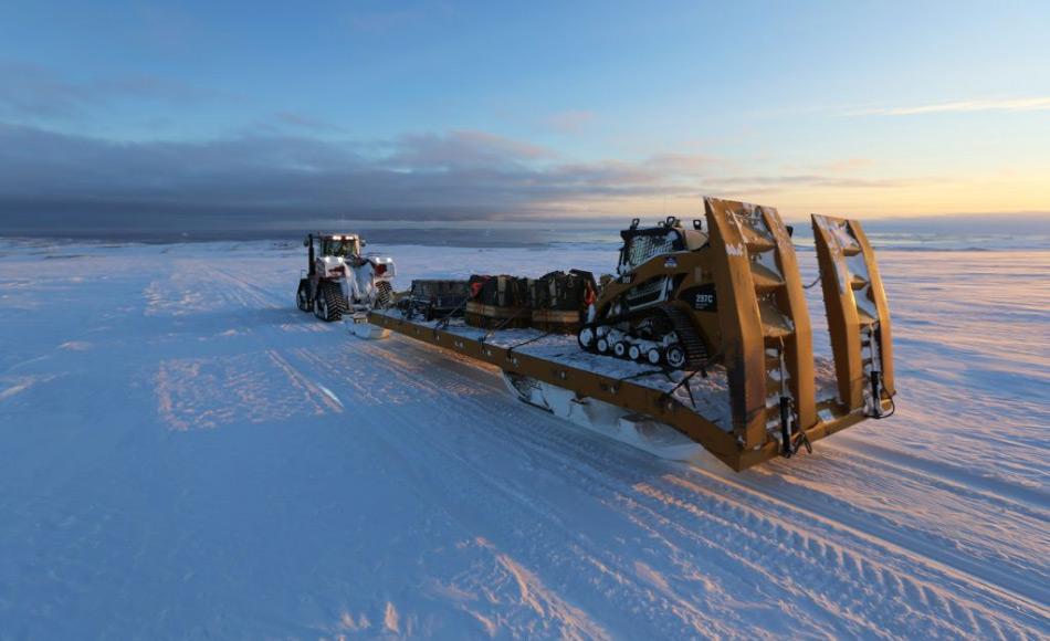 Zum ersten Mal wurden Material, medizinisches Equipment und Teile für einen Schneetraktor durch einen Abwurf aus einem Flugzeug zur australischen Station Casey geliefert. Nach dem Abwurf wurde das gesamte Material mithilfe eines funktionierenden Traktors zur Station transportiert. Bild: Katie Senekin, AAD