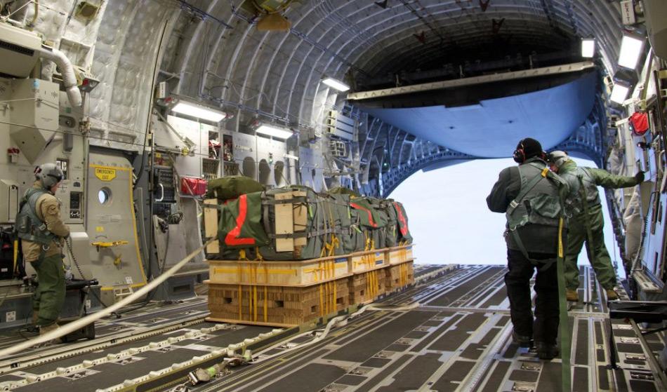 Die Probeladung bestand aus 3 Containern, die an einem Fallschirmsystem angebracht warfen, welches sich beim Abwurf selbstständig öffnete. Die Container waren auf Paletten befestigt, die den Aufprall bei der Landung abfedern würden. Bild: Chad Griffiths, RAAF