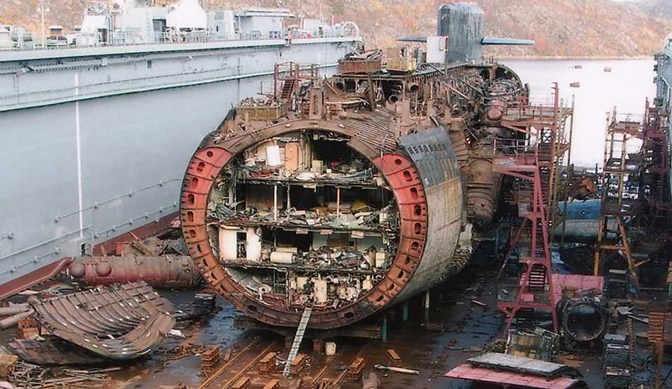 Von 1955 bis zur Auflösung der UdSSR im Jahr 1991 wurden 240 Atom-U-Boote mit Nuklearantrieb hergestellt. Viele ausser Dienst gestellte U-Boote lässt man zunächst in den Marinestützpunkten liegen, bevor sie dann abgewrackt werden.