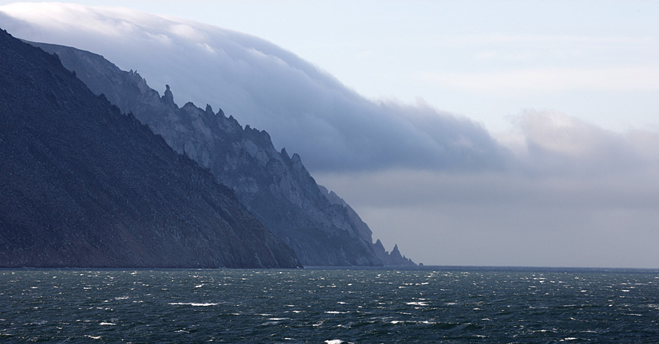 Die wilde Steilküste von Russland stellt eines der geographischen Probleme dar und macht den Bau einer Brücke oder eines Tunnels beinahe unmöglich.