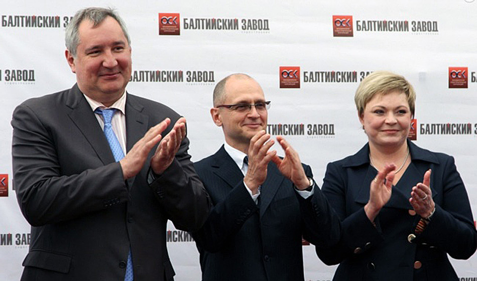 Die Wichtigkeit der neuen Schiffe ist durch die Anwesenheit von Vizeministerpräsident Rogozin (links), dem CEO von Rosatom Sergey Kirienko (Mitte) und der Gouverneurin Marina Kovtun (rechts) offensichtlich. Bild: Gov-murman.ru / Barents Observer